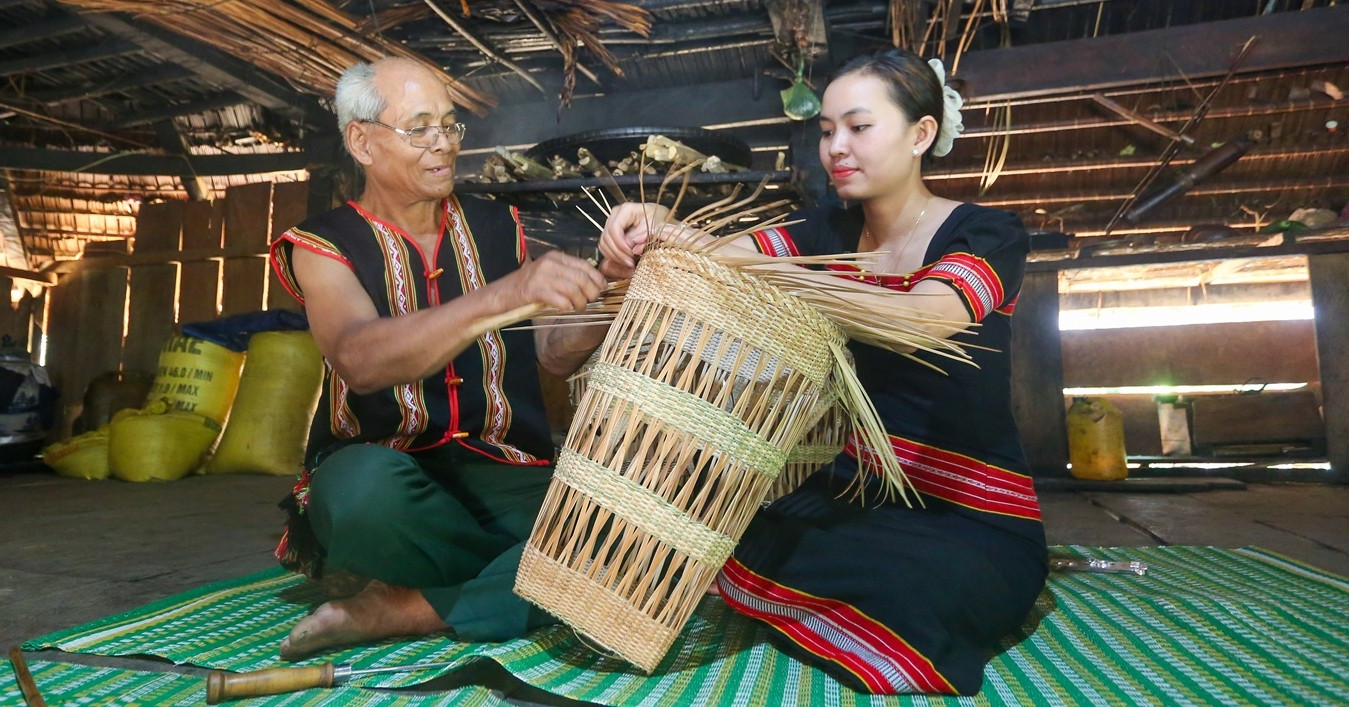 You are currently viewing Cách người Gié Triêng giữ lửa nghề, bất ngờ với món quà cưới thiếu là bị chê