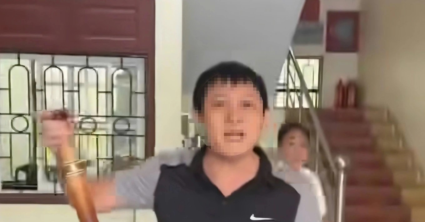 You are currently viewing Cán bộ đội thuế ở Thanh Hóa cầm điếu cày, xưng ‘mày