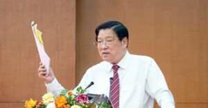 Read more about the article Cán bộ phải xóa bỏ lối mòn truyền thống, tư tưởng sáng cắp ô đi, chiều cắp ô về