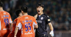 Read more about the article Cản phá 11m của Công Phượng, Bùi Tiến Dũng nghẹn ngào nói lời thật lòng