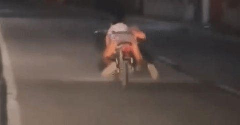 You are currently viewing Cảnh sát hú còi truy đuổi thanh niên lái xe máy như ‘siêu nhân’ trên phố