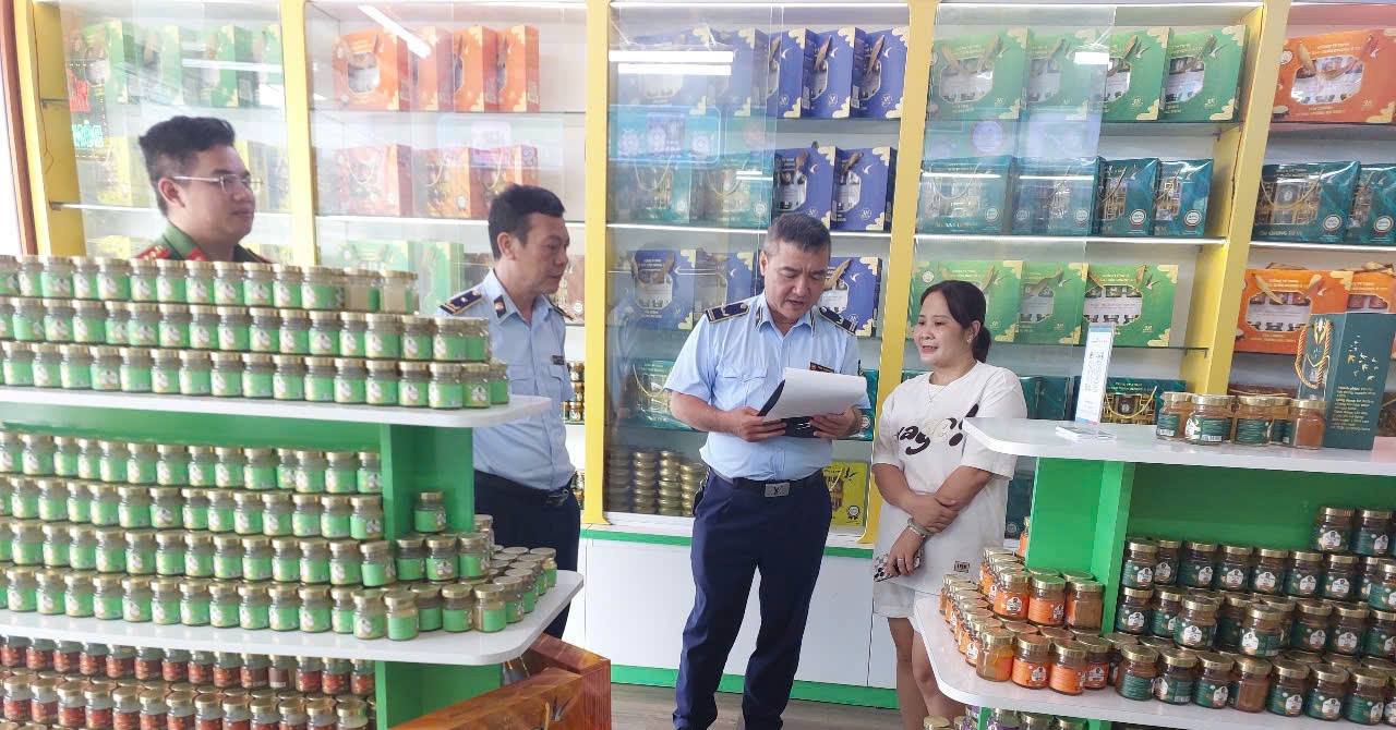 Read more about the article Tạm giữ hơn 23.000 sản phẩm yến chưng tại Phú Thọ