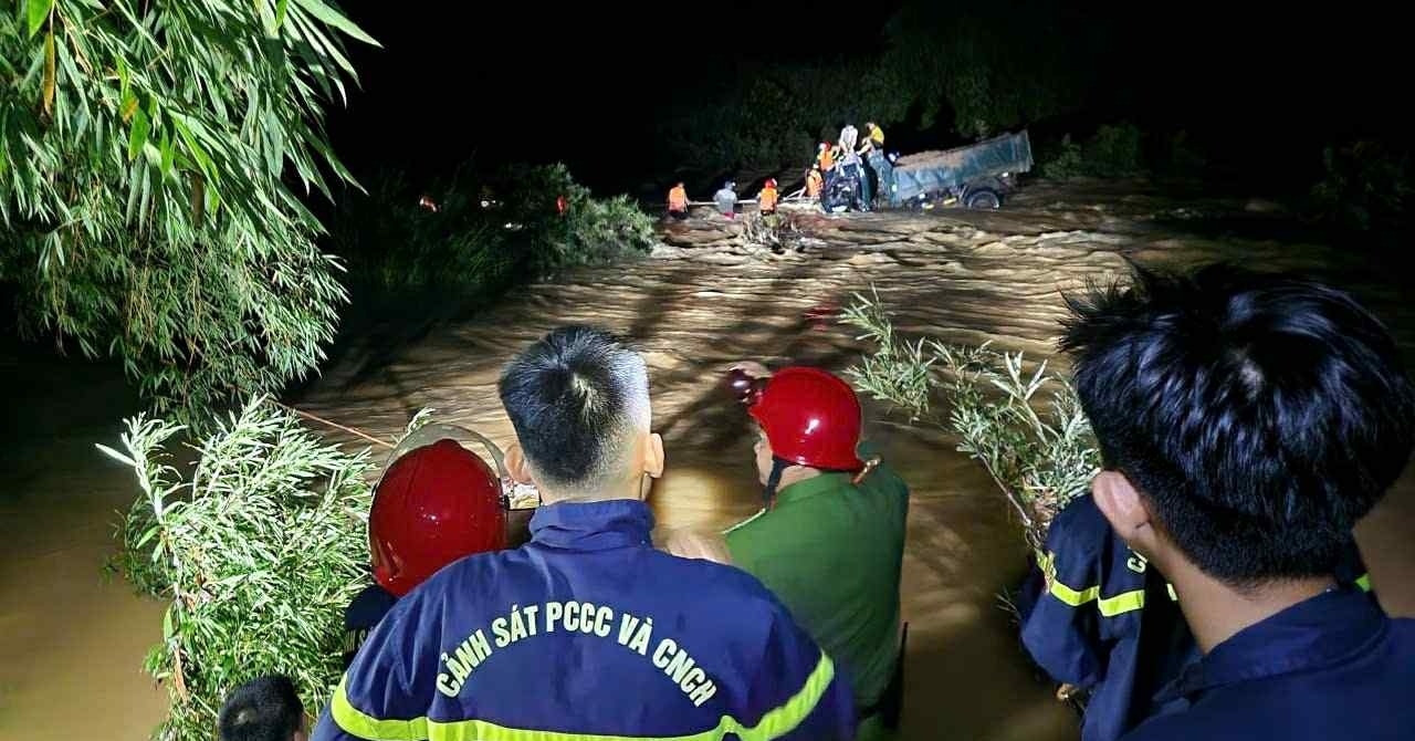Read more about the article Cảnh sát xuyên đêm cứu 4 người mắc kẹt trong nước lũ chảy xiết