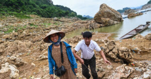 Read more about the article Lòng hồ Hòa Bình cạn kỷ lục, cuộc sống công việc của người dân bị đảo lộn