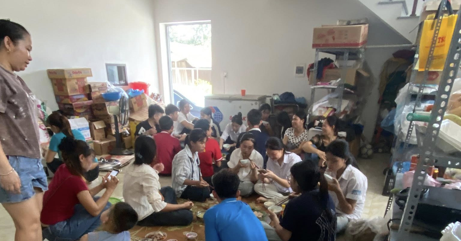 You are currently viewing Cặp vợ chồng phố núi nấu gần 100 suất cơm miễn phí cho sĩ tử thi vào lớp 10