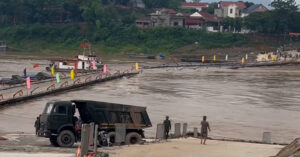 Read more about the article Cắt khẩn cấp cầu phao Phong Châu