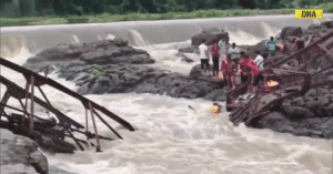 Read more about the article Cầu sập khi du khách đang chụp ảnh, hàng chục người rơi xuống sông xiết