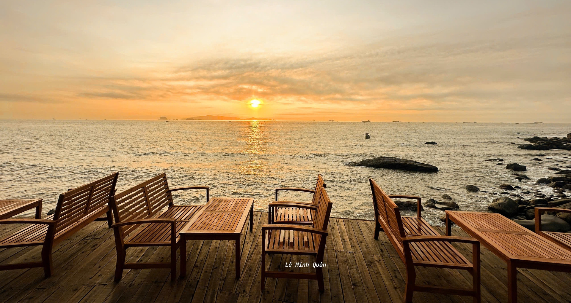 You are currently viewing Cây cầu gỗ ven biển Thanh Hoá gây sốt nhờ góc ngắm hoàng hôn đẹp như ở Phú Quốc