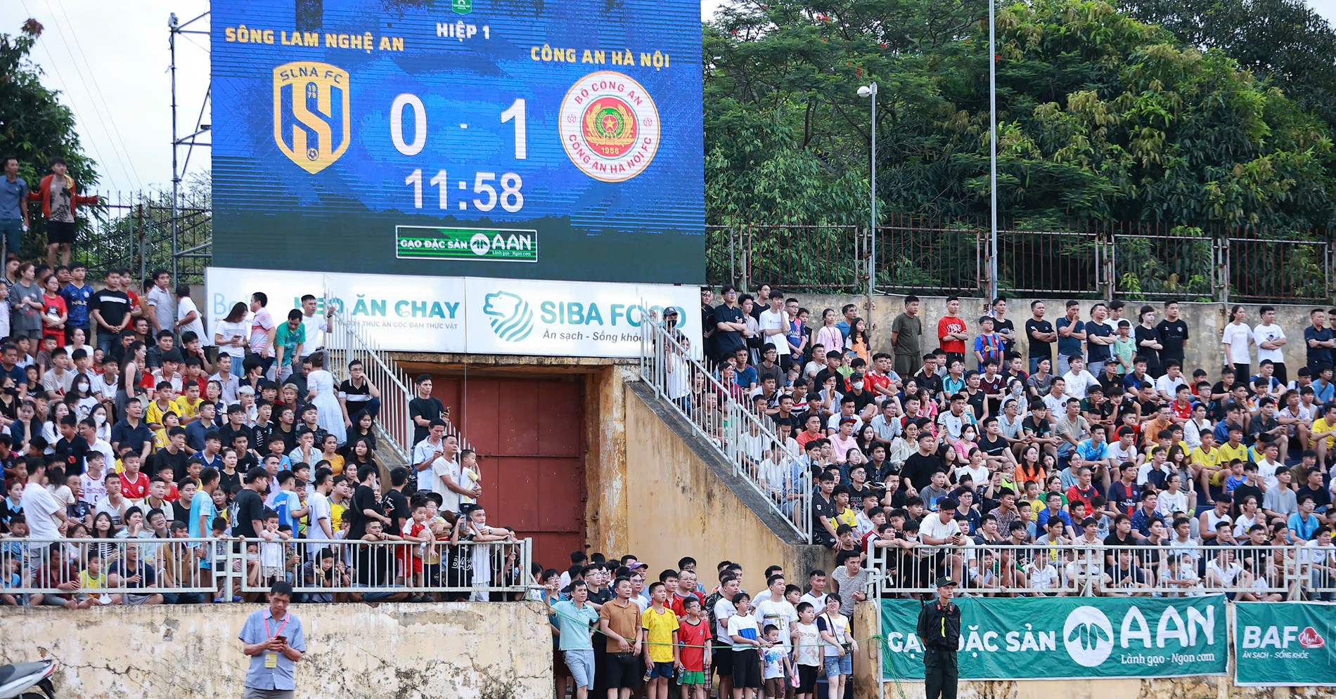 Read more about the article CĐV SLNA tràn xuống sân, Quang Hải dội gáo nước lạnh