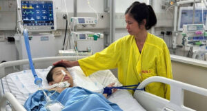 Read more about the article Cha mắc u gan, kinh tế kiệt quệ vẫn gắng cứu con bại não nguy kịch
