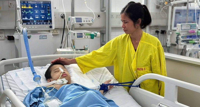 Read more about the article Cha mắc u gan, kinh tế kiệt quệ vẫn gắng cứu con bại não nguy kịch