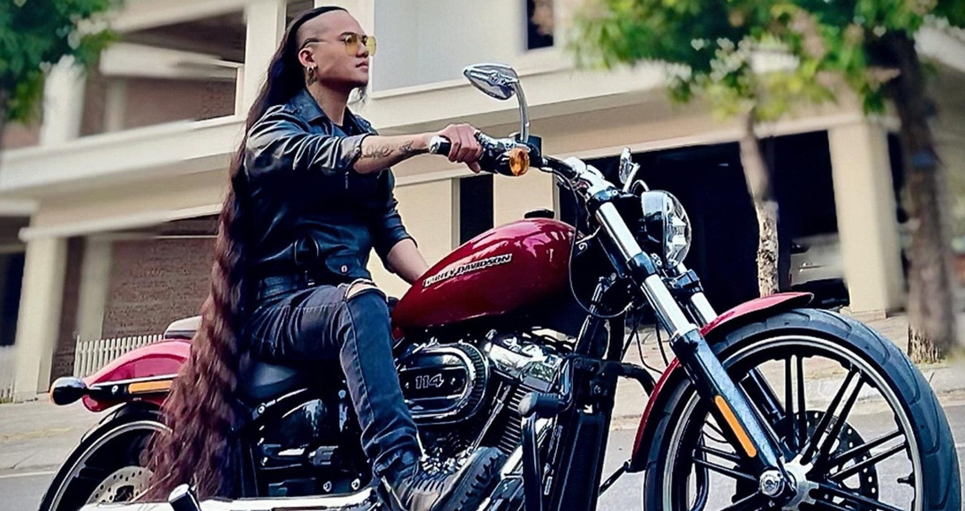 You are currently viewing Chàng trai Hải Dương sở hữu mái tóc suôn mềm dài 1,7m, hội chị em nhìn đỏ mắt