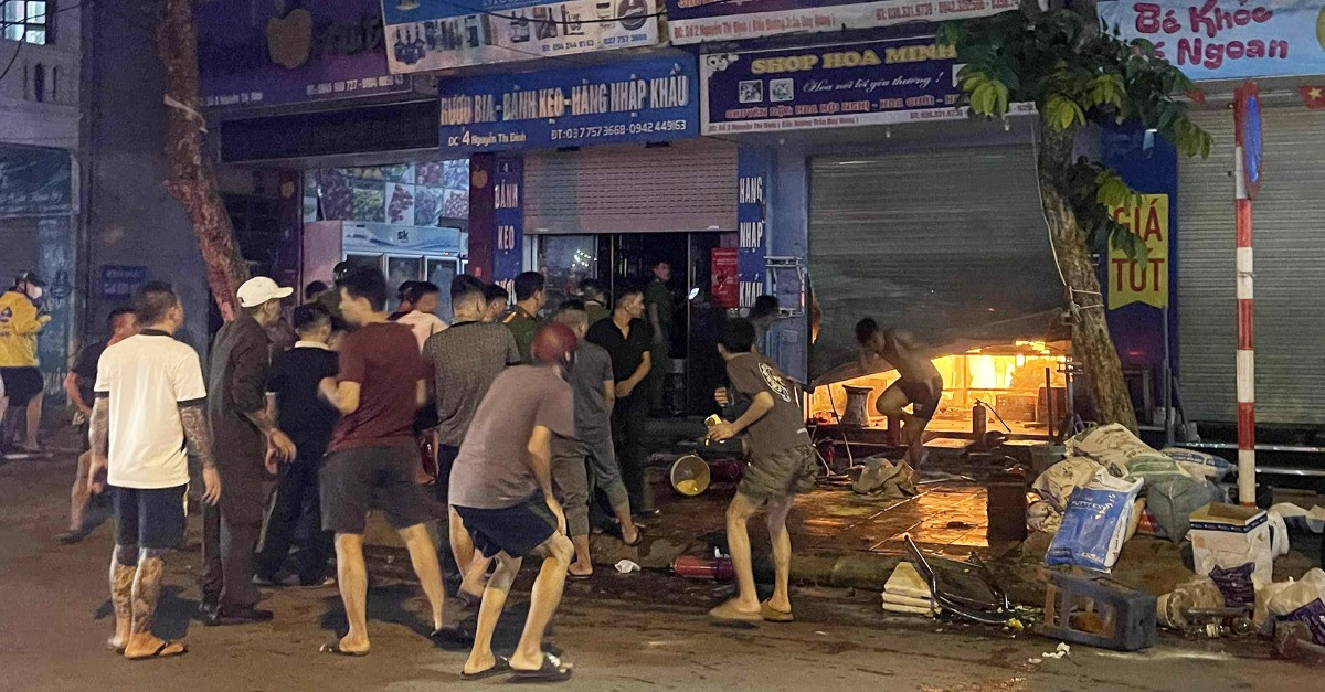 You are currently viewing Cháy cửa hàng hoa trên phố Nguyễn Thị Định, cảnh sát phá cửa để dập lửa