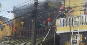 Read more about the article Cháy dữ dội ở cửa hàng lưu niệm giữa phố cổ Hội An