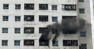Read more about the article Cháy chung cư ở Hà Nội, khói đen bốc ra cuồn cuộn từ tầng 14