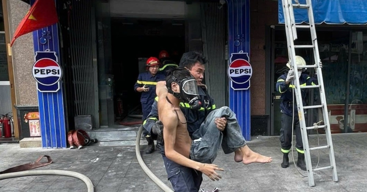 You are currently viewing Cháy quán lẩu gà ở TPHCM, cảnh sát bế nạn nhân bị kẹt thoát ra ngoài