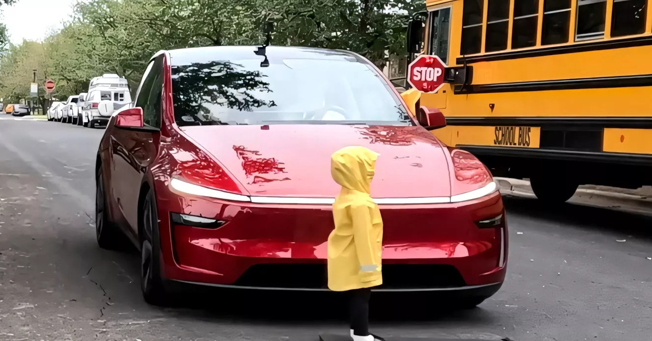 Read more about the article Chế độ tự lái trên xe Tesla lỗi nặng, liên tiếp tông vào hình nộm trẻ em