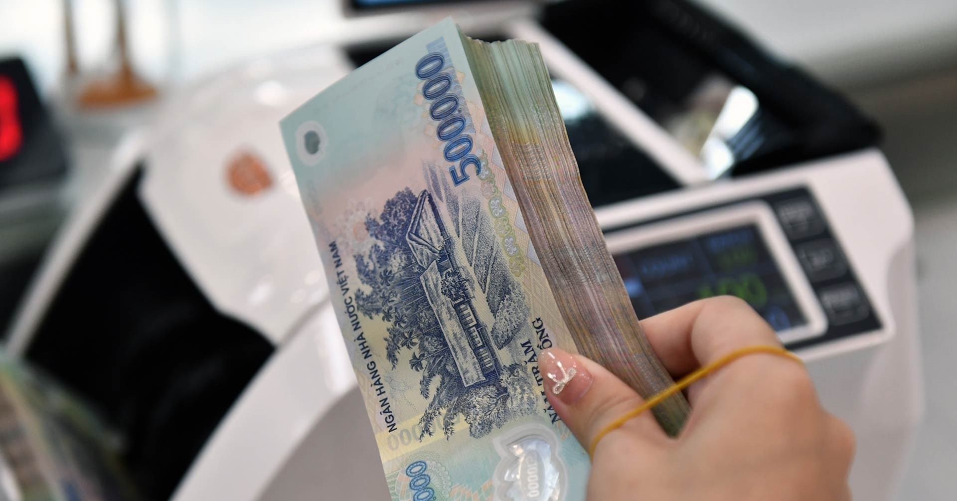 Read more about the article Không thực hiện tiết kiệm với các khoản chi lương, chi cho con người