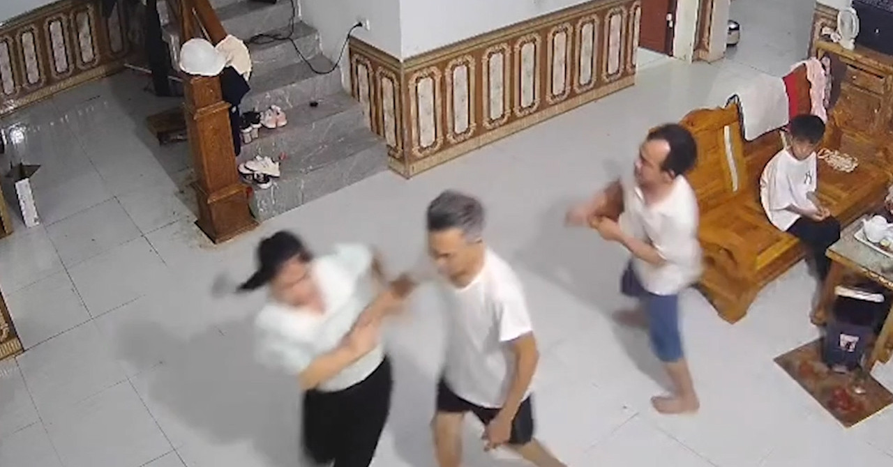 You are currently viewing Chồng dùng cán chổi đánh vợ ngay trước mặt con nhỏ ở Tuyên Quan