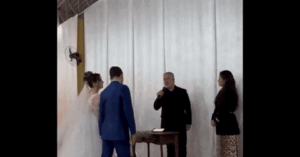 Read more about the article Chú rể ngất xỉu trong đám cưới vì nhan sắc gây bất ngờ của cô dâu