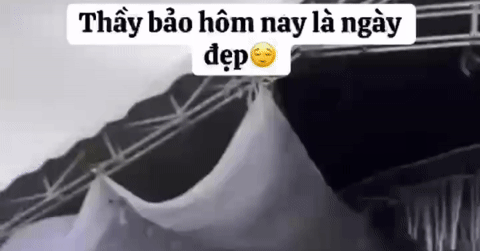 You are currently viewing Chú rể Quảng Nam thẫn thờ nhìn rạp cưới ngập lưng chừng vì mưa lớn