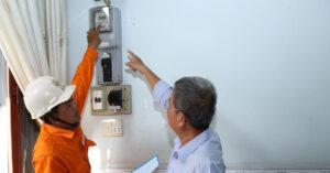 Read more about the article Nước ta có nhiều nguồn điện nhưng cứ vào cao điểm vẫn thiếu điện