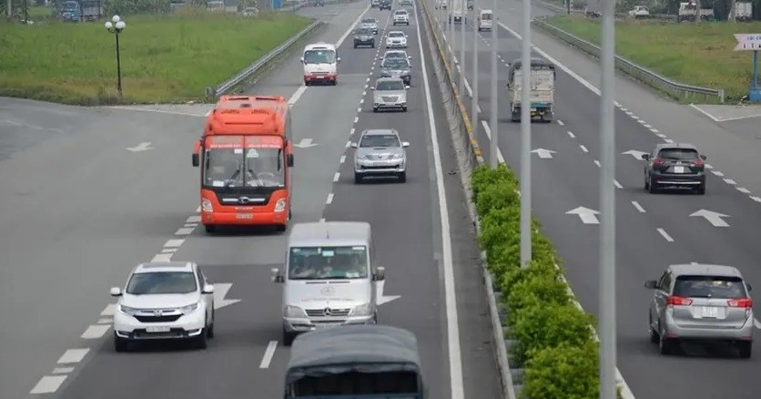 Read more about the article Chuyển làn quên bật xi nhan tài xế có bị thu giữ xe không?