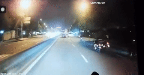 You are currently viewing Clip 2 thiếu niên đạp ngã xe máy người đi đường ở TPHCM