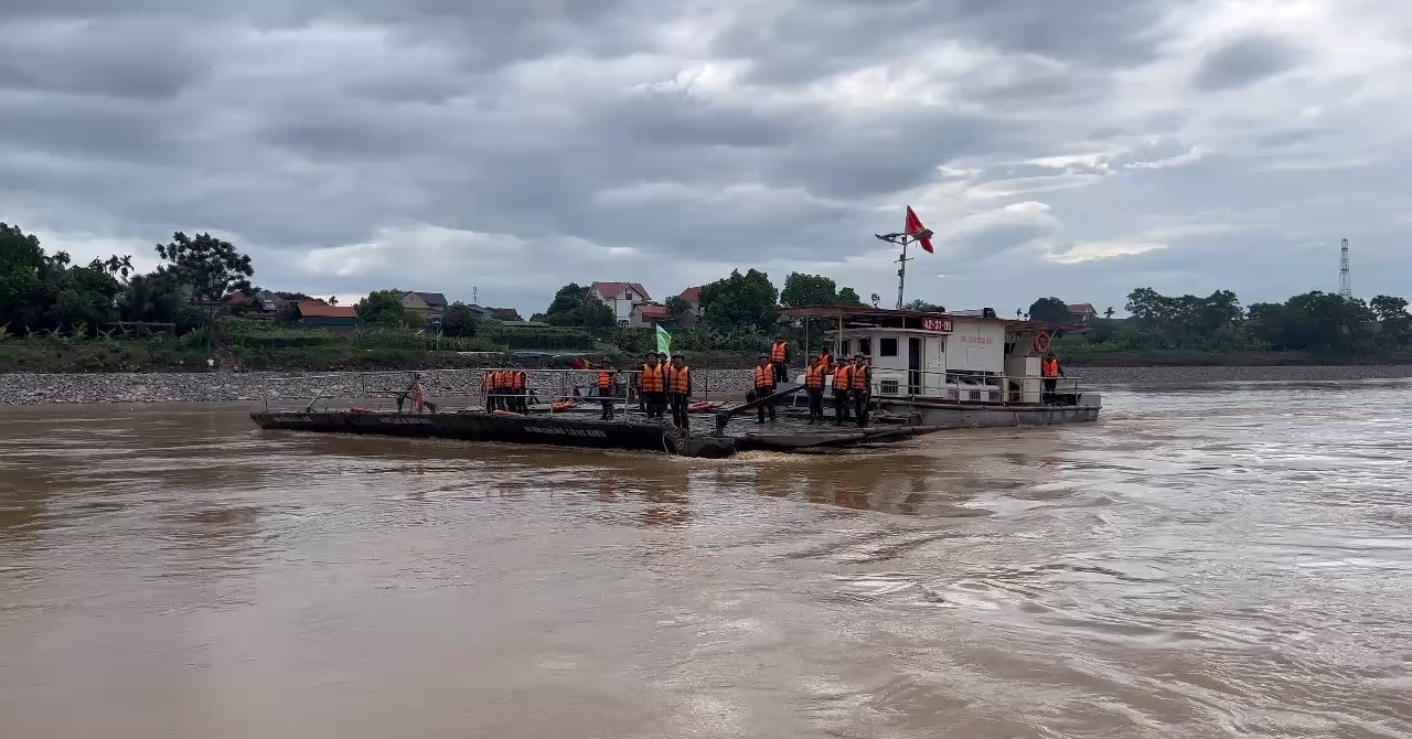 Read more about the article Clip công binh vận hành phà quân sự ở Phong Châu