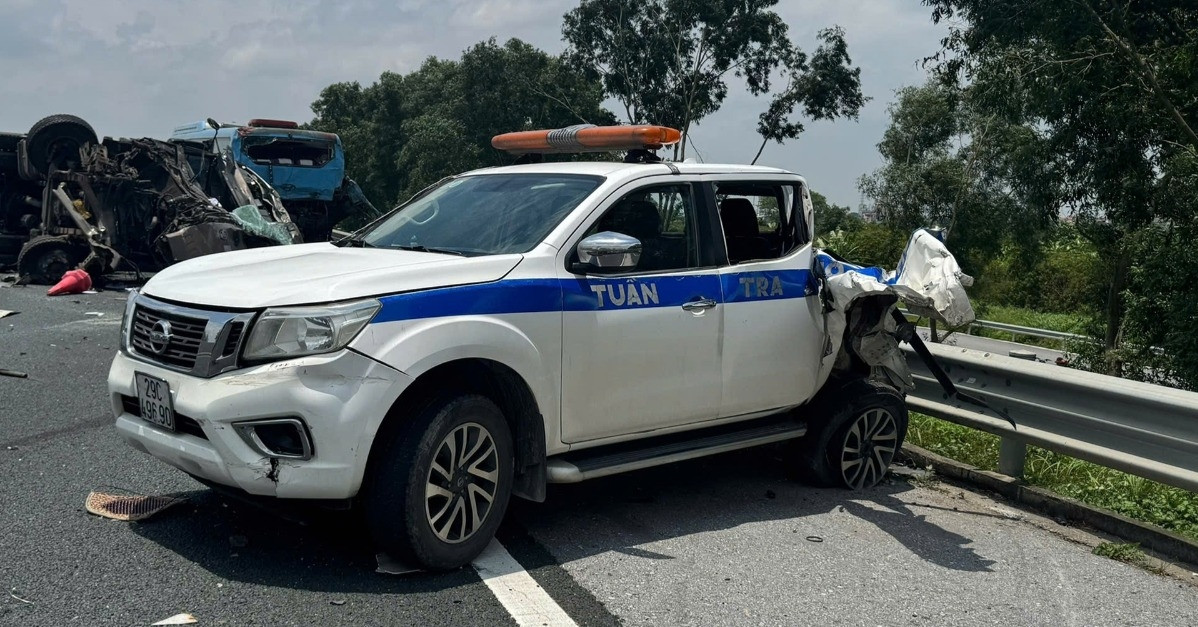 You are currently viewing Clip kinh hoàng xe đầu kéo gây tai nạn 2 người chết ở cao tốc Hà Nội