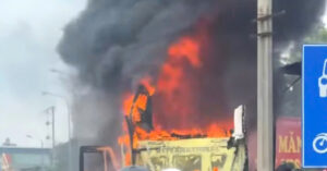 Read more about the article Clip ô tô cháy ngùn ngụt trước cửa gara, lửa lan khiến 2 xe bị thiêu rụi