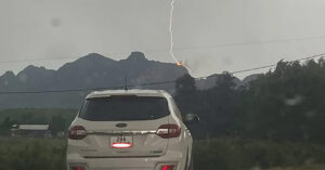 Read more about the article Sét đánh khiến ngọn núi bốc cháy dữ dội trong mưa