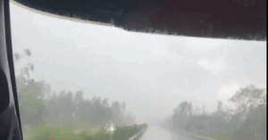 Read more about the article Clip sét đánh thẳng xuống cao tốc người đi đường thót tim