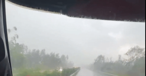 You are currently viewing Clip sét đánh thẳng xuống cao tốc người đi đường thót tim