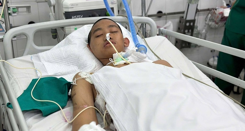 Read more about the article Con trai nguy kịch, bố đơn thân còng lưng gánh nợ, tính bán nhà cứu con