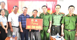 Read more about the article Công an Đắk Nông bàn giao 13 căn nhà tình nghĩa tại 2 xã khó khăn