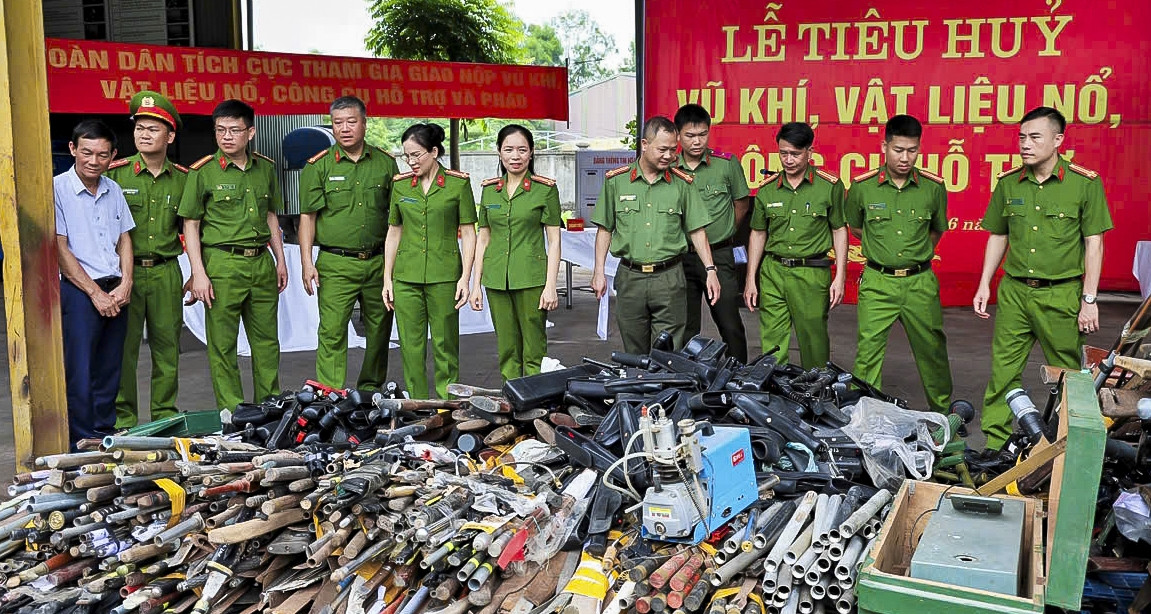 Read more about the article Công an Nam Định tiêu hủy hàng nghìn vũ khí, trong đó có nhiều súng CKC