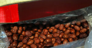 Read more about the article Công bố hình ảnh hàng chục thùng kẹo socola, táo đỏ không rõ nguồn gốc ở Hà Nội