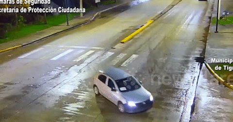 You are currently viewing Cú đâm trực diện cực mạnh vào ô tô khiến lái xe máy bị hất tung lên không trung