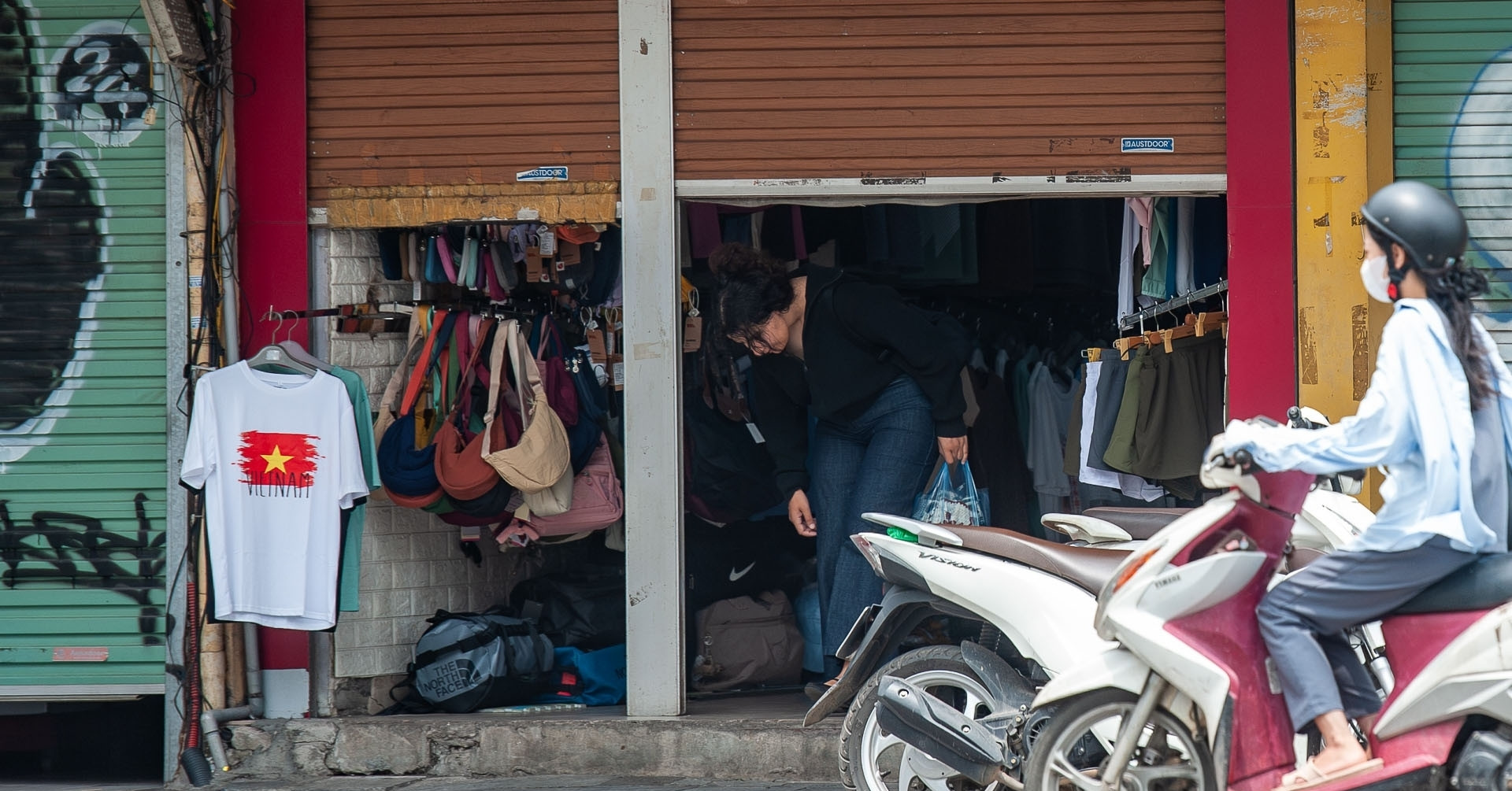 Read more about the article Cửa hàng ở Hoàn Kiếm, Ba Đình buôn bán kiểu lạ lùng, khách luồn qua khe cửa