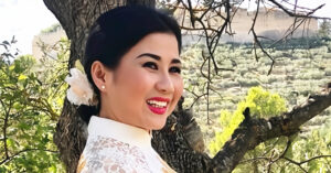 Read more about the article Cuộc sống thi vị của nghệ sĩ Linh Huyền trong lâu đài cách mặt đất 400m ở Ý