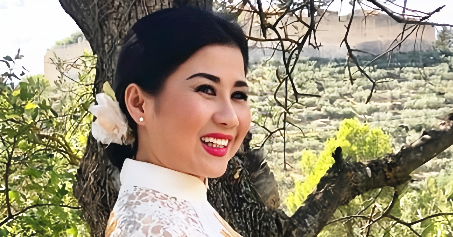 Read more about the article Cuộc sống thi vị của nghệ sĩ Linh Huyền trong lâu đài cách mặt đất 400m ở Ý
