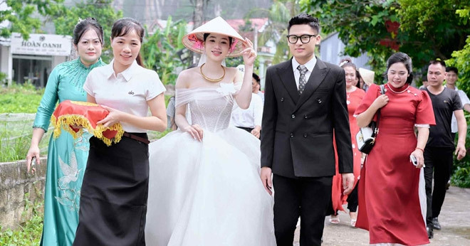 You are currently viewing Cưới bạn thân cùng xóm, cô dâu đọc lời thề nguyện khiến chú rể rơi nước mắt