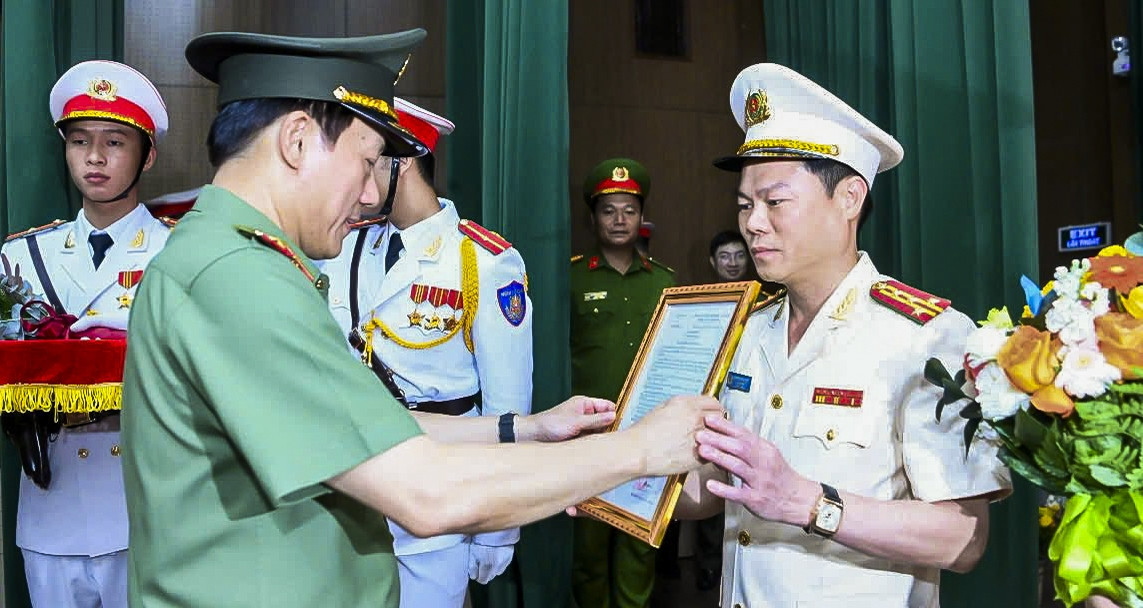 You are currently viewing Đại tá Nguyễn Hữu Mạnh làm Giám đốc Công an tỉnh Ninh Bình mới