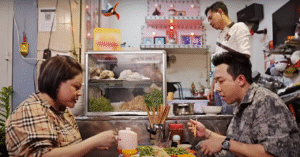 Read more about the article Danh hài Trấn Thành khen ngon, quán ăn núp hẻm đông khách từ sáng đến chiều tối