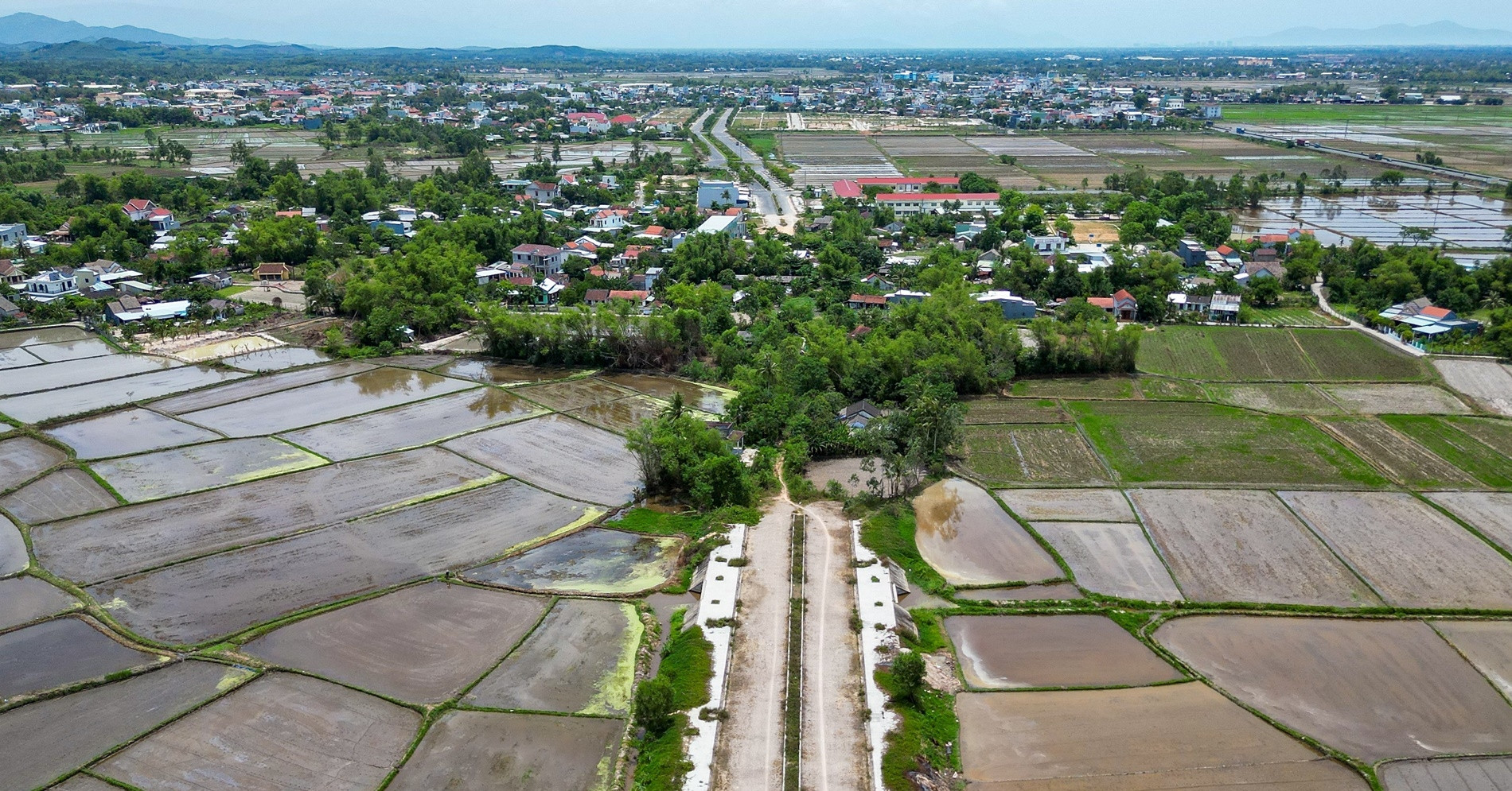 You are currently viewing Đầu tư 82 tỷ đồng làm 2km đường gần 6 năm chưa có ‘lối thoát’