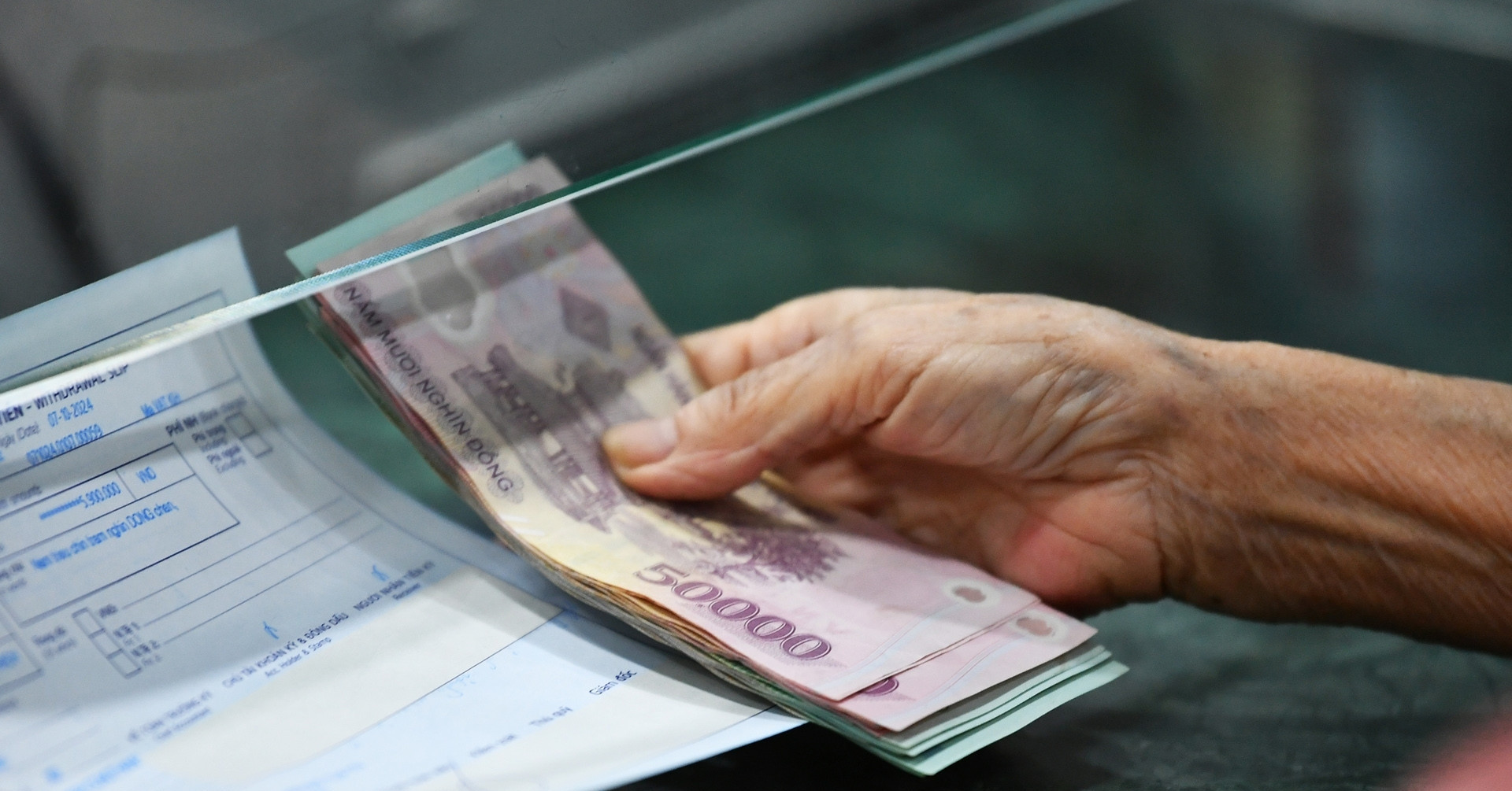 Read more about the article Đi làm thu nhập hàng chục triệu đồng, vì sao về già lương hưu vẫn không đủ sống?