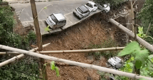 Read more about the article Đoạn đường bất ngờ sụt lở khiến loạt ô tô rơi lả tả xuống vực