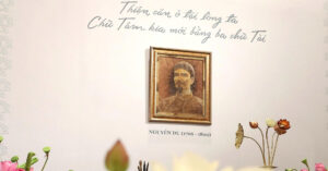 Read more about the article Độc đáo chân dung Đại thi hào Nguyễn Du được chế tác từ lá sen khô