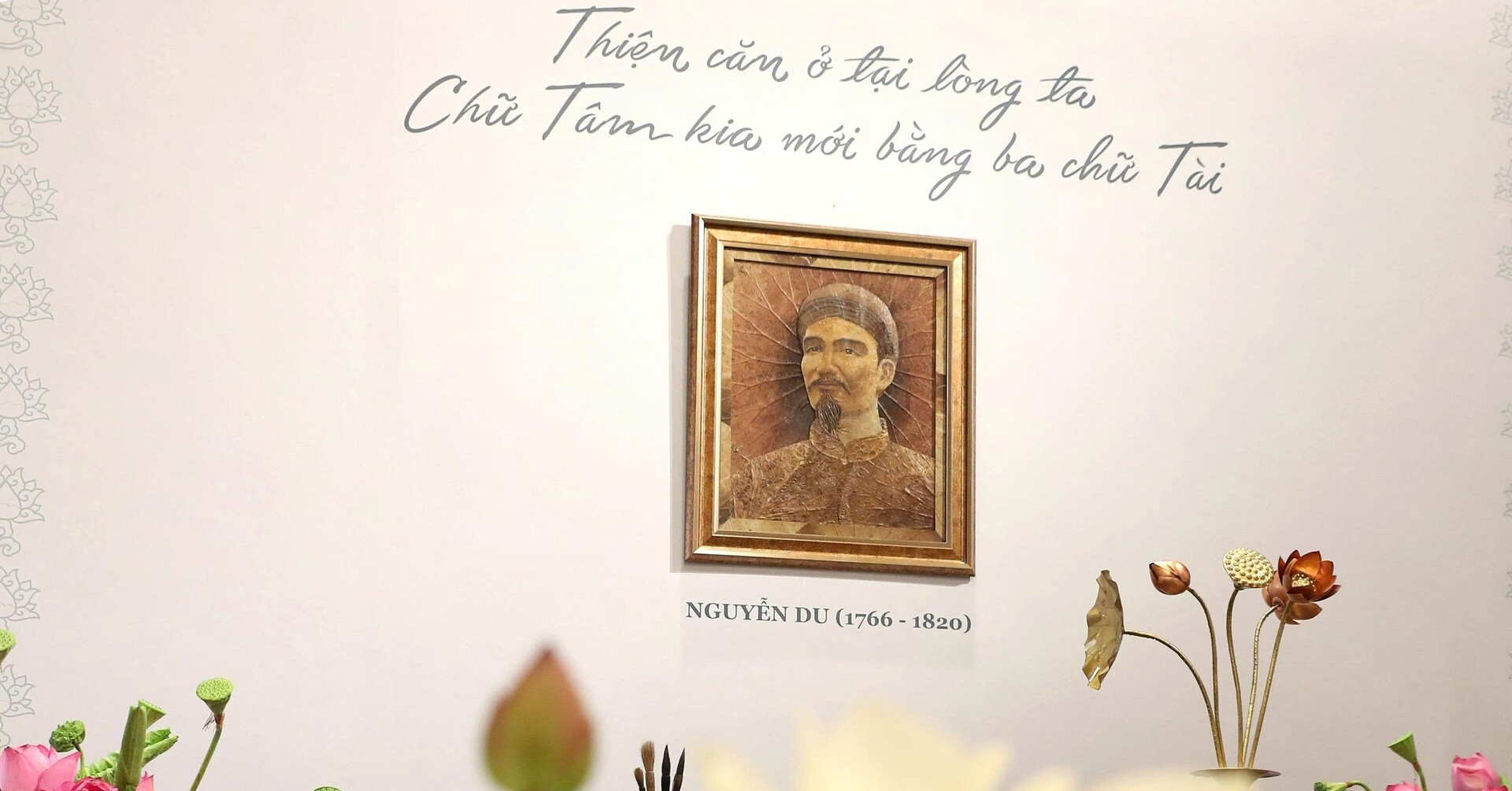 You are currently viewing Độc đáo chân dung Đại thi hào Nguyễn Du được chế tác từ lá sen khô